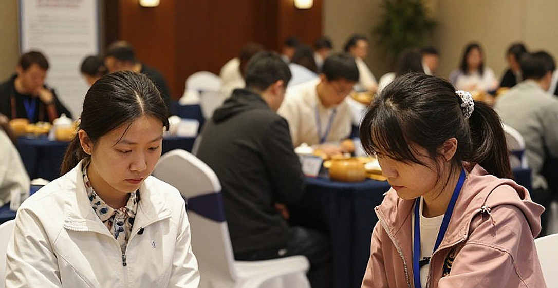 Bóng cờ không khán giả là một ván cờ khuyết nhịp: Bài học từ những đêm thi đấu Việt Nam